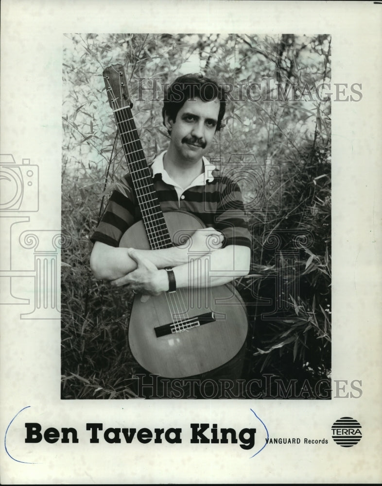 1985 Press Photo Ben Tavera King holding his guitar - mjp01149- Historic Images