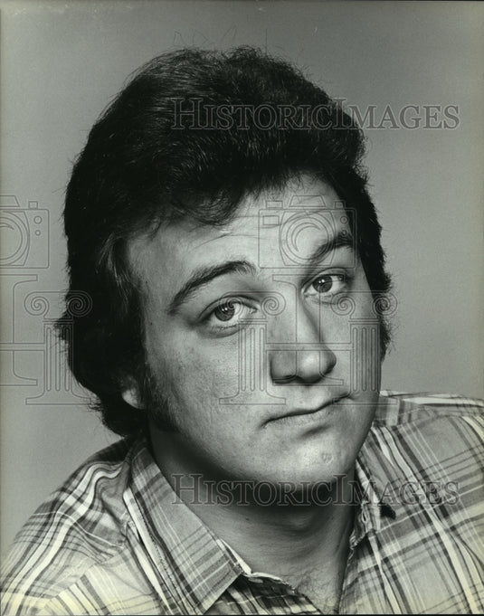 1960 Press Photo Jim Belushi as Ernie O'Rourke in "Working Stiffs" - mjp01187 - Historic Images