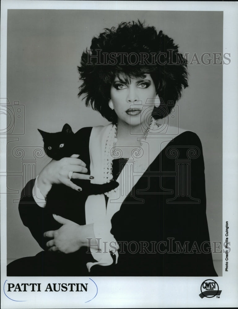 1985, Patti Austin Holding a Cat - mjp01237 - Historic Images