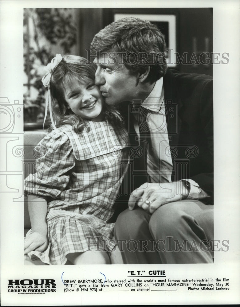 1985 Press Photo Drew Barrymore gets a kiss from Gary Collins on &quot;Hour Magazine&quot;- Historic Images