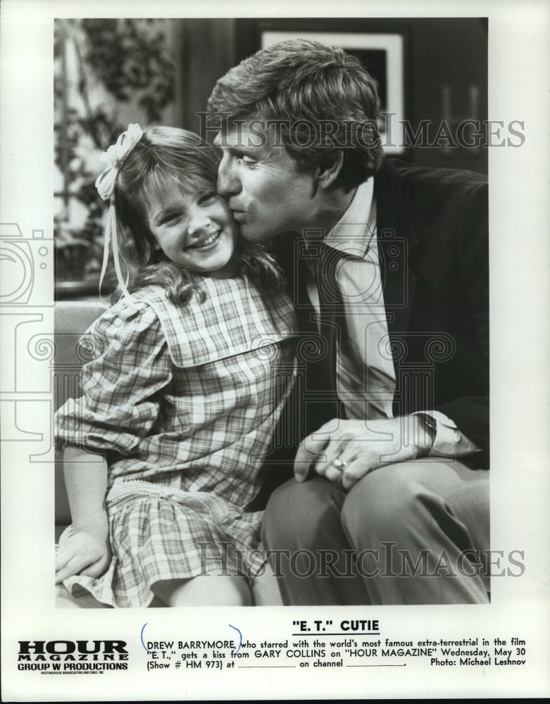 1985 Press Photo Drew Barrymore gets a kiss from Gary Collins on "Hour Magazine"- Historic Images