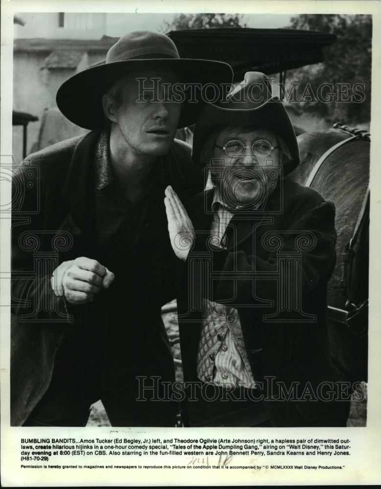 1982 Press Photo Ed Begley and A. Johnson in &quot;Tales of the Apple Dumpling Gang&quot;-Historic Images