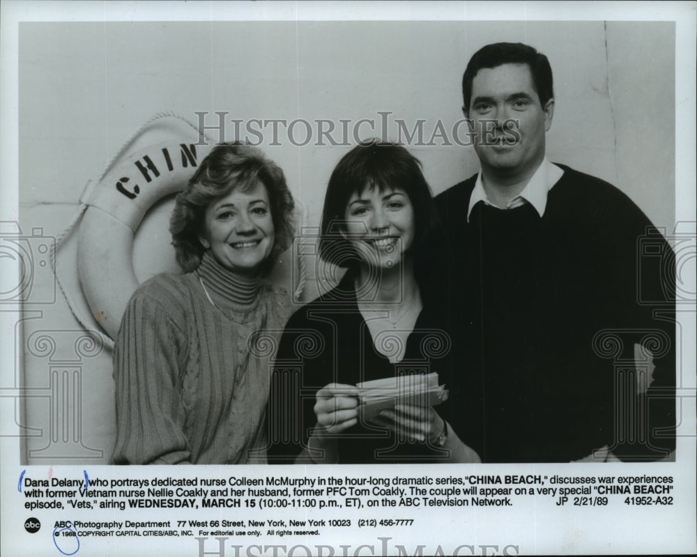 1989 Press Photo D. Delany discusses war experience with N. Coakly and husband - Historic Images