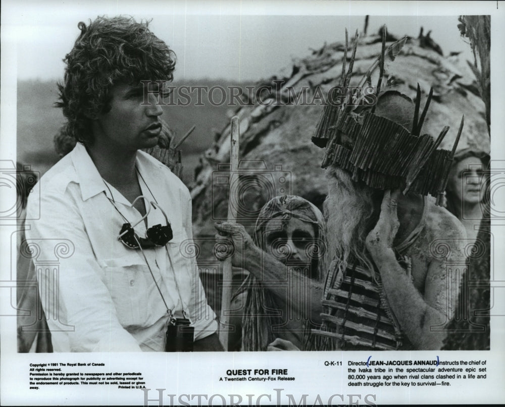 1982 Press Photo Jean-Jacques Annaud instructs the chief of the Ivaka tribe - Historic Images