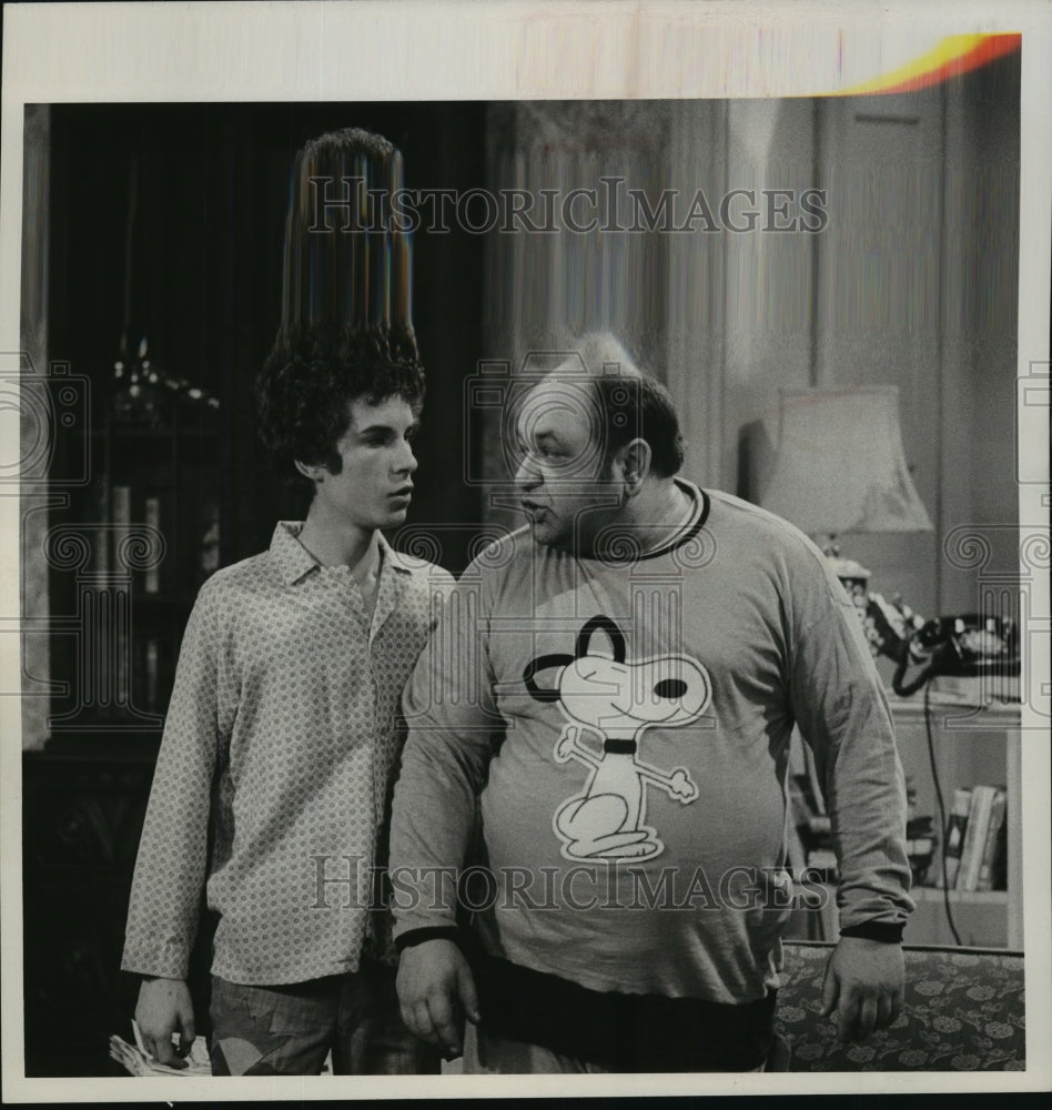 1975 Press Photo Richard Castellano and Barry Miller in &quot;Joe and Sons&quot; - Historic Images