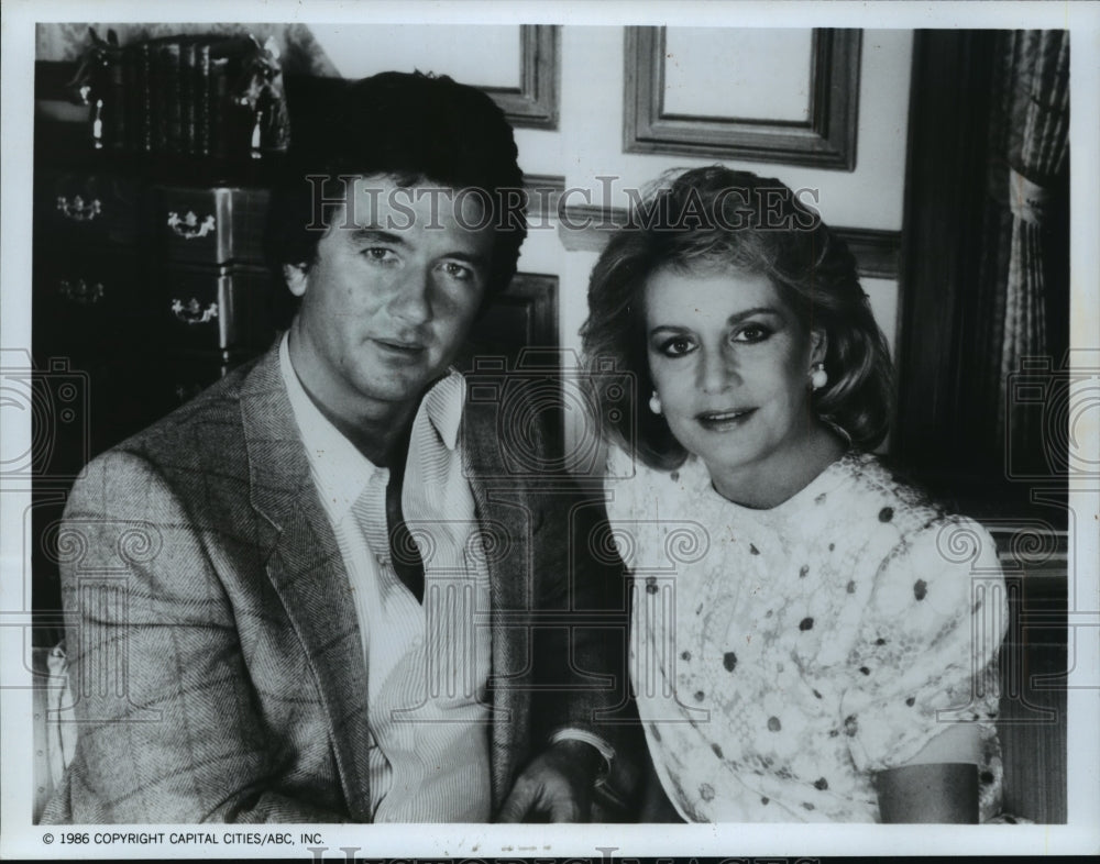1987 Press Photo Barbara Walters interviews &quot;Dallas&quot; star Patrick Duffy - Historic Images