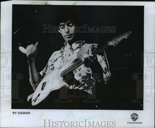 1978, Ry Cooder playing his guitar - mjp01803 - Historic Images