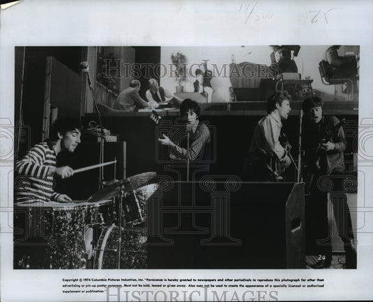 1974 Press Photo David Essex, Ada, Faith and Keith Moon in "Stardust" - Historic Images