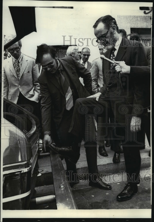 1971 Press Photo Douglas Taylor Shows Fluid Action Bumper to Sen. Philip Hart - Historic Images