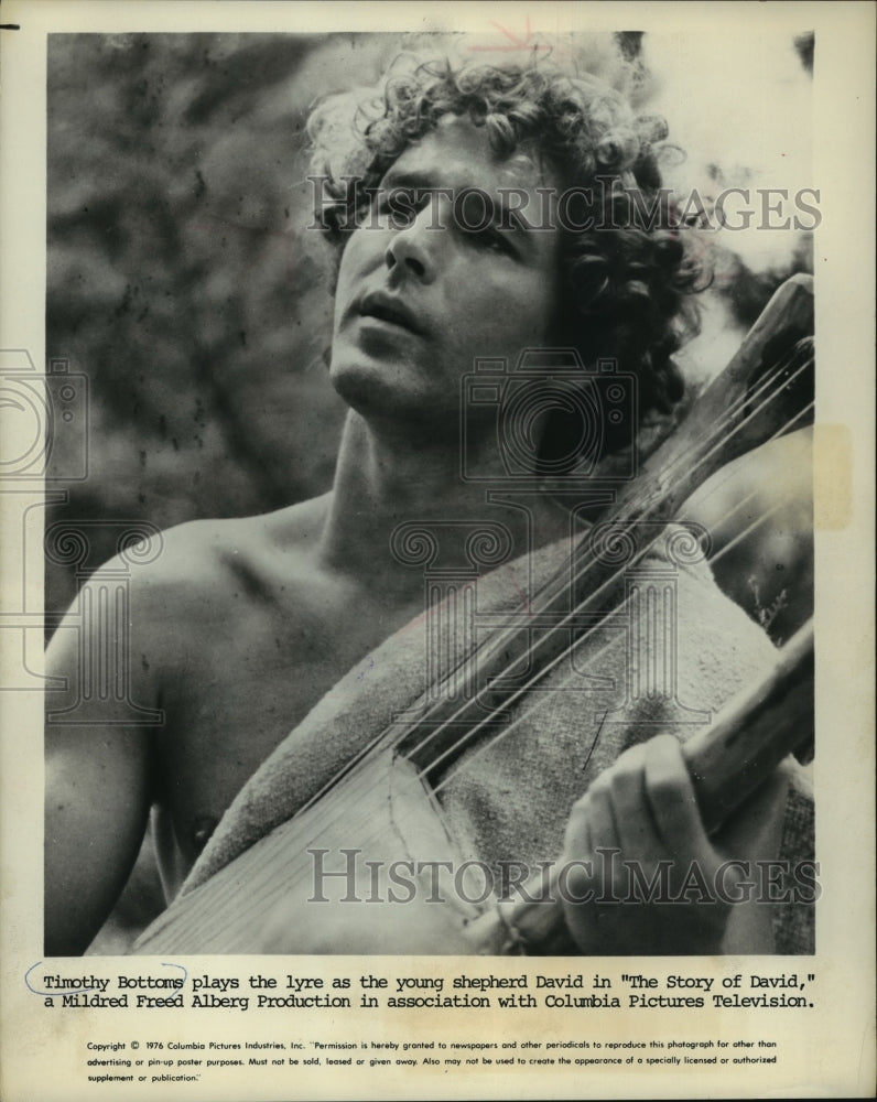 1976 Press Photo Timothy Bottoms playing the lyre in "The Story of David"-Historic Images
