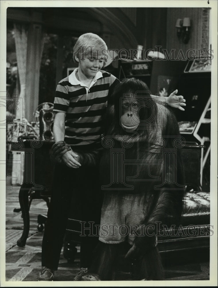 1983 Press Photo Ricky Schroder and Poppy the Orangutan - mjp02065 - Historic Images