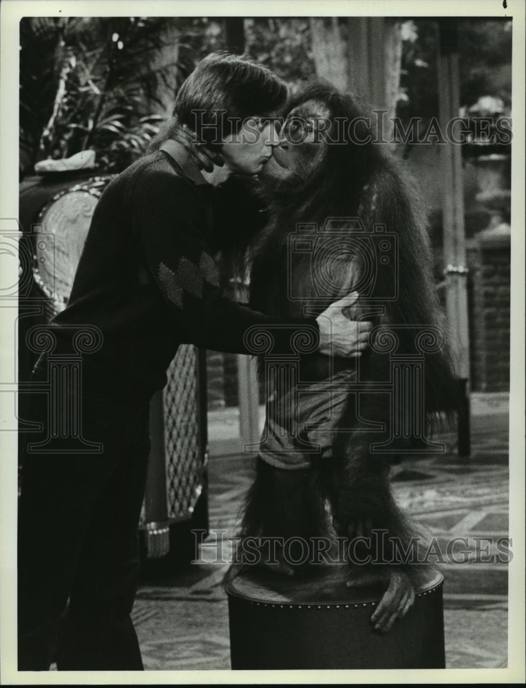 1983 Press Photo Joel Higgins with Tiga in &quot;I&#39;m Just Wild About Harry&quot; - Historic Images