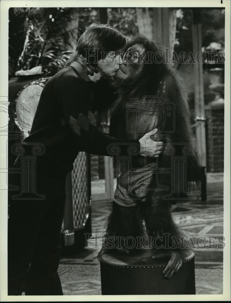 1983 Press Photo Joel Higgins with Tiga in "I'm Just Wild About Harry" - Historic Images