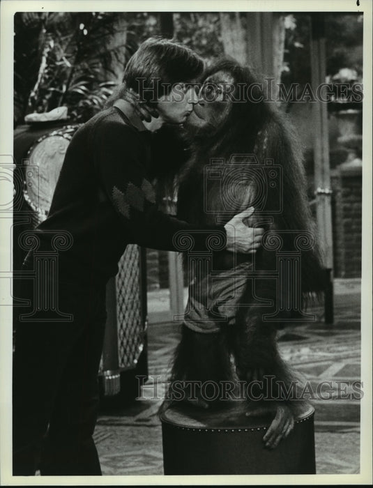 1983 Press Photo Joel Higgins with Tiga in "I'm Just Wild About Harry" - Historic Images