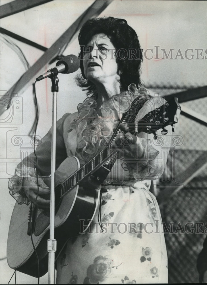 1974 Press Photo Kitty Wells sang as the St. Francis Days festival opened- Historic Images
