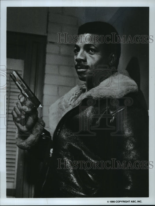 1986 Press Photo Carl Weathers in "Fortune Dane" - mjp02238 - Historic Images