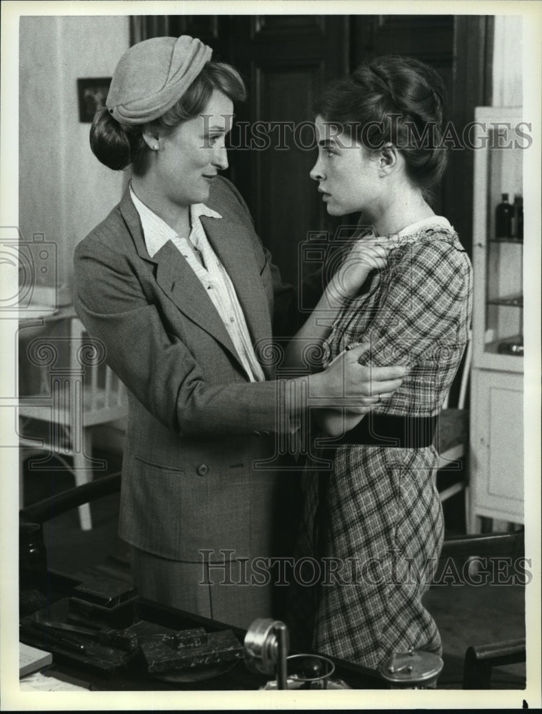 1979 Press Photo Meryl Streep and Blanche Baker in &quot;Holocaust&quot; - Historic Images