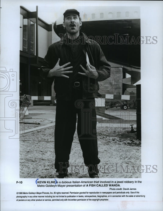 1988 Press Photo Kevin Kline in A Fish Called Wanda - mjp02692-Historic Images