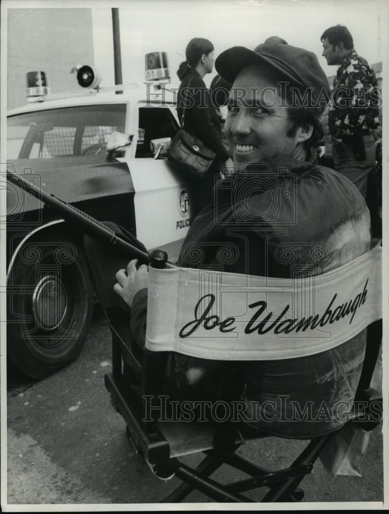 1974 Press Photo J. Wambaugh relaxes on location while making his acting debut - Historic Images