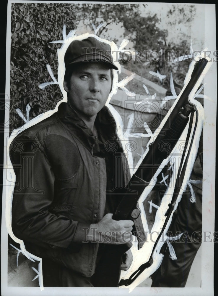 1978 Press Photo Joseph Wambaugh holding a shotgun - mjp02830 - Historic Images