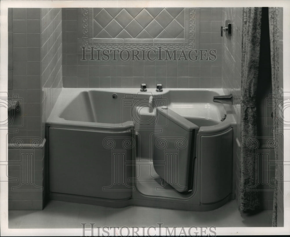 1992 Press Photo The Precedence Bath Whirlpool from Kohler - mjp02903-Historic Images