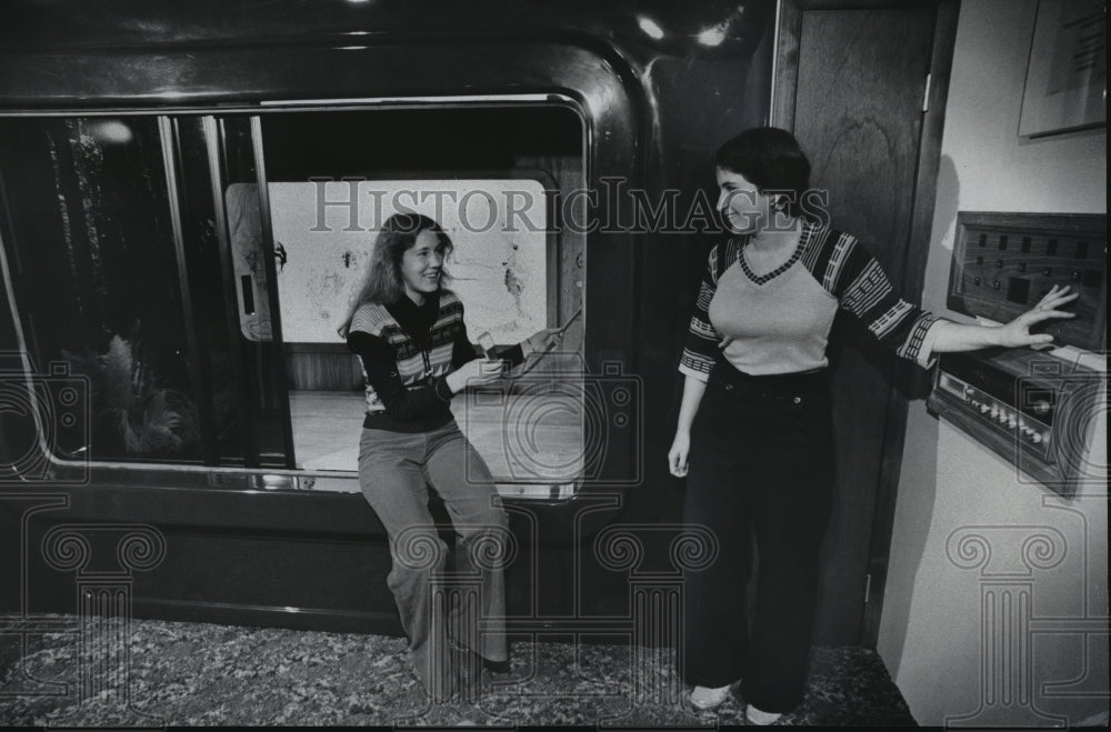 1977 Marilyn Meseck and Janice Mueller with a weather simulator - Historic Images
