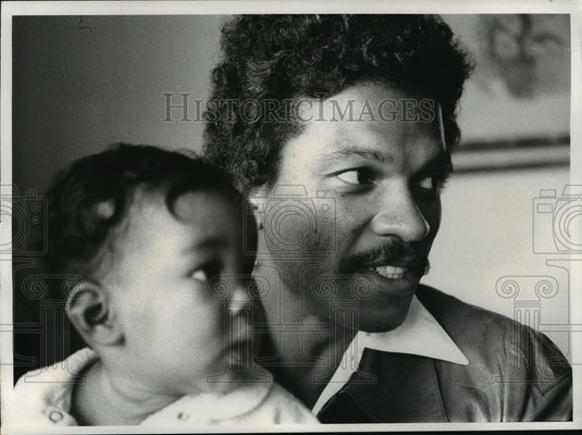 1973 Press Photo Actor Billy Dee Williams poses with daughter Hanako - mjp02911 - Historic Images