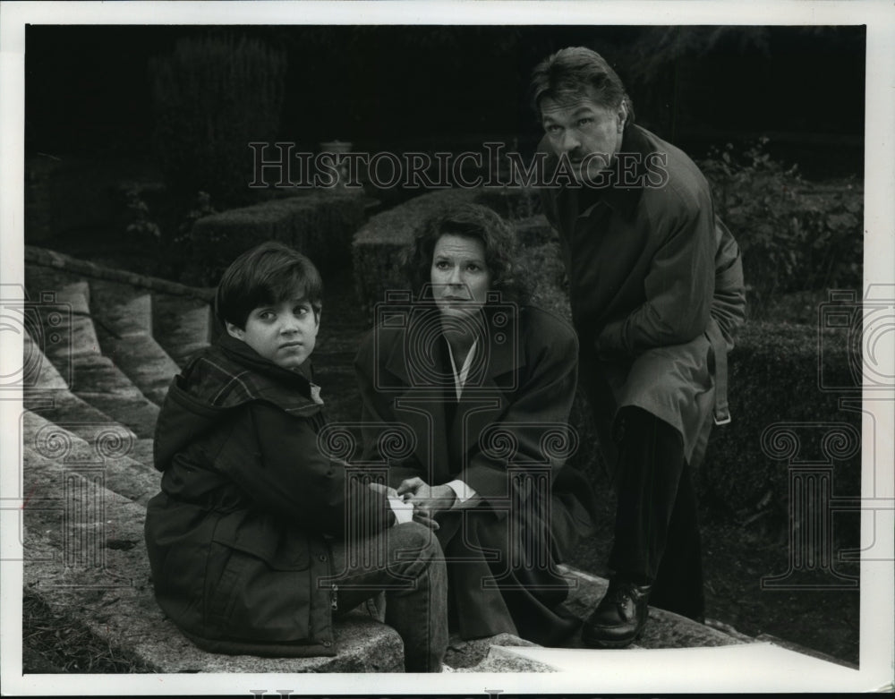 1990 Press Photo E. Wood, J. Williams and T. Skerritt in "Child in the Night"- Historic Images
