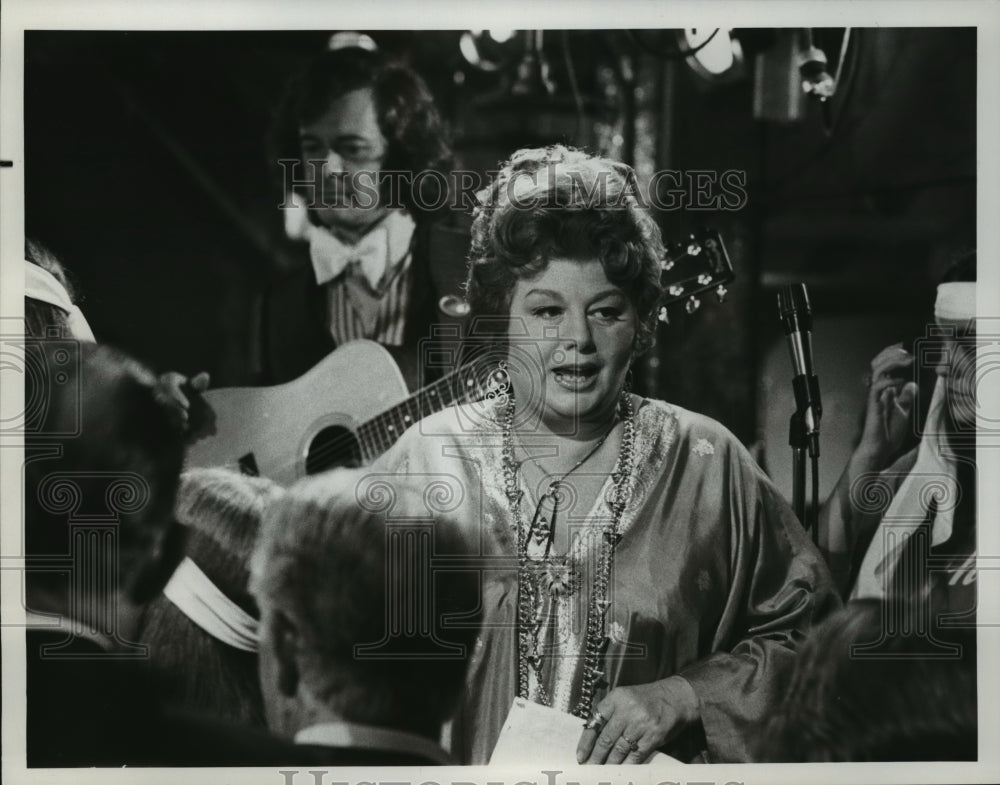 1974 Press Photo Shelley Winters in "The Barefoot Girls of Bleecker Street" - Historic Images
