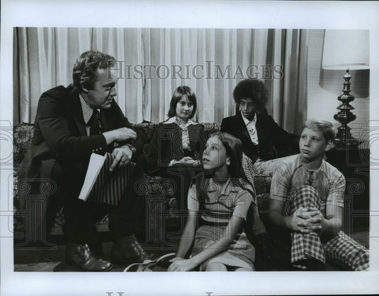 1976 Press Photo ABC News Correspondent Steve Bell with four youngsters - Historic Images