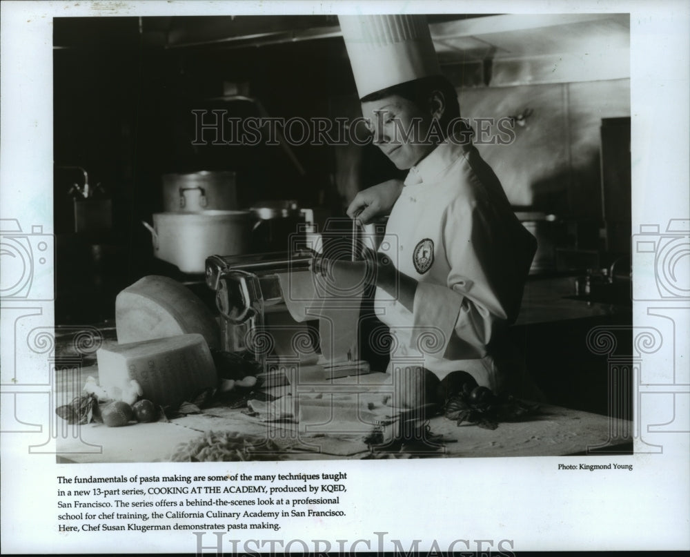 1993 Press Photo Chef Susan Klugerman demonstrates pasta making - mjp03116-Historic Images
