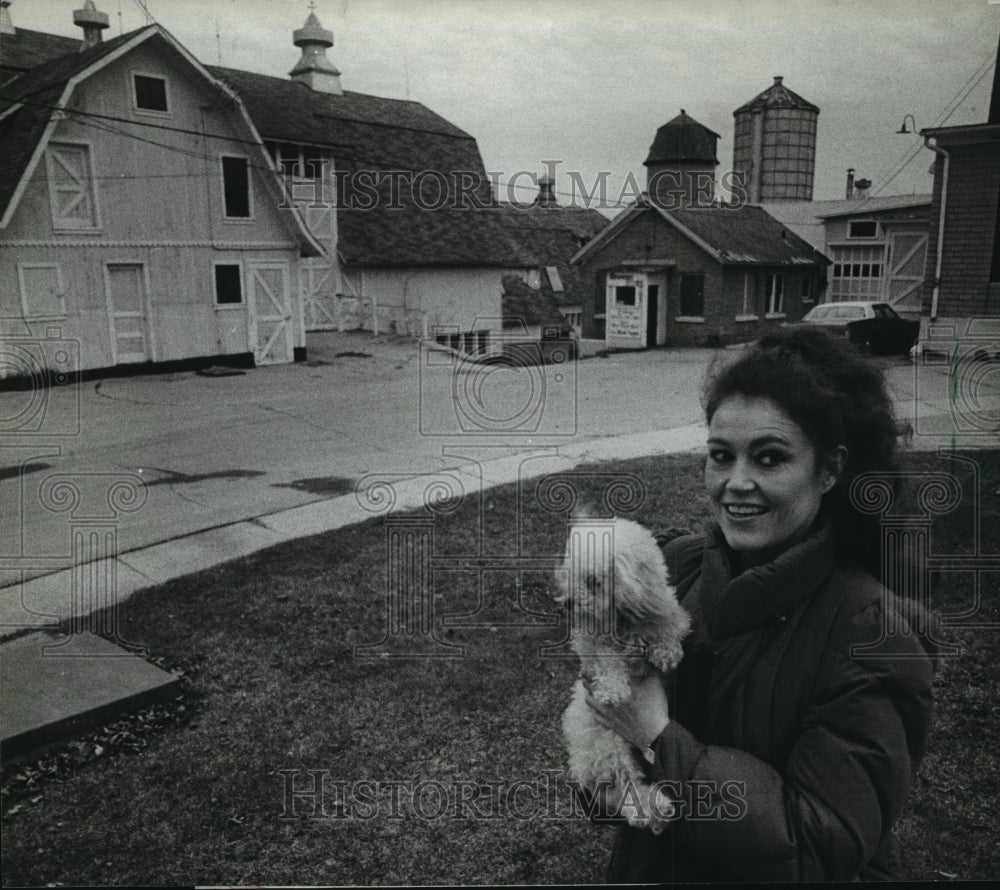 1982 Press Photo Actress Barbara Williams with her pet in Waukesha County - Historic Images