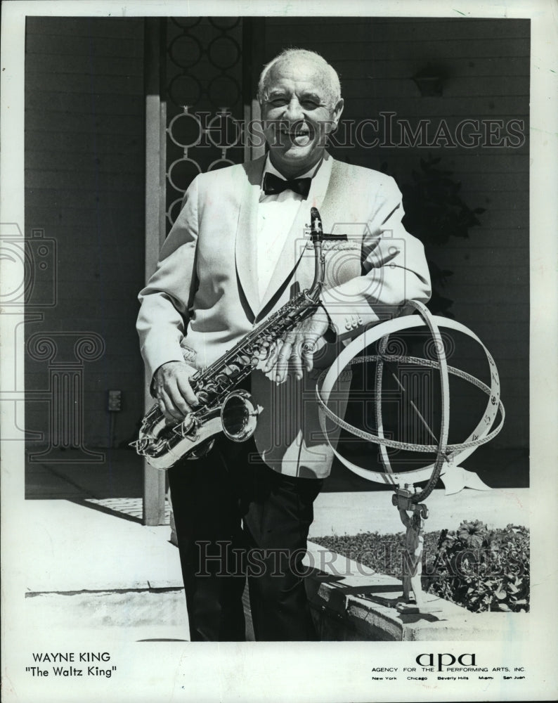 1972 Press Photo Wayne King, &quot;The Waltz King&quot;, and his saxophone - mjp03414 - Historic Images