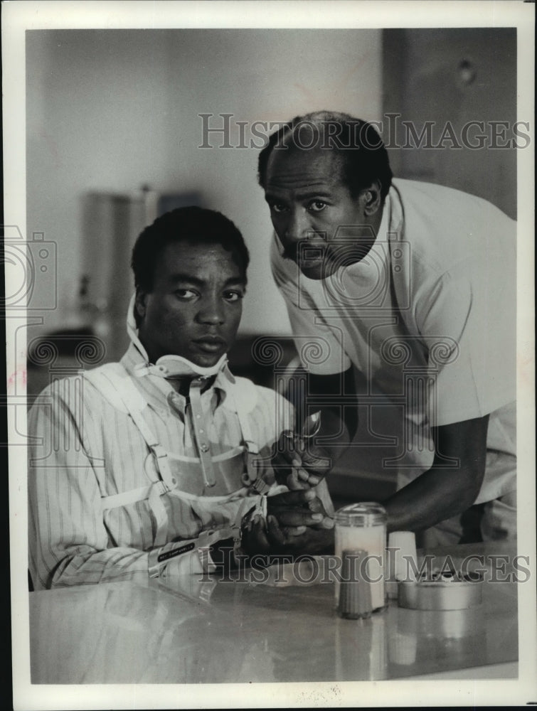 1975 Press Photo Paul Winfield and Lou Gosset in Story of Roy Campanella - Historic Images