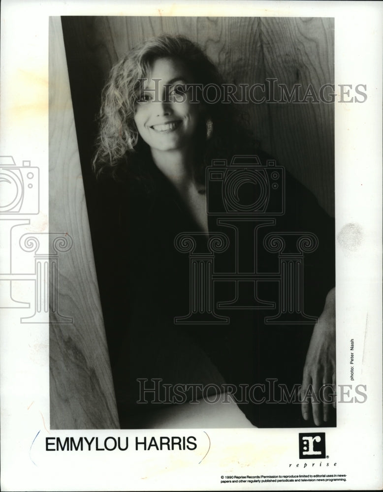 1990 Press Photo Emmylou Harris, American singer and songwriter - mjp03671 - Historic Images