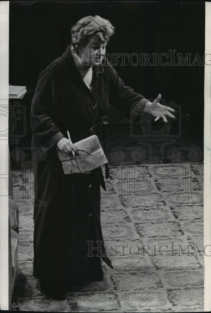 1973 Press Photo S. Winters in Effect of Gamma Rays on Man-in-the Moon Marigolds- Historic Images