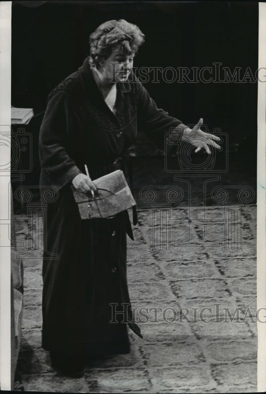 1973 Press Photo S. Winters in Effect of Gamma Rays on Man-in-the Moon Marigolds- Historic Images