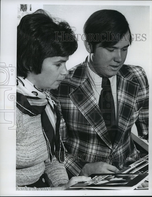 1974 Press Photo Mrs. James D. Bell and Brad Wilson of Medical Society - Historic Images