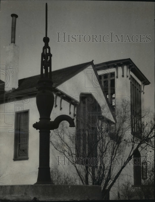 1944 Press Photo "Little, white church on top of a hill" at Williams Bay, Wis. - Historic Images