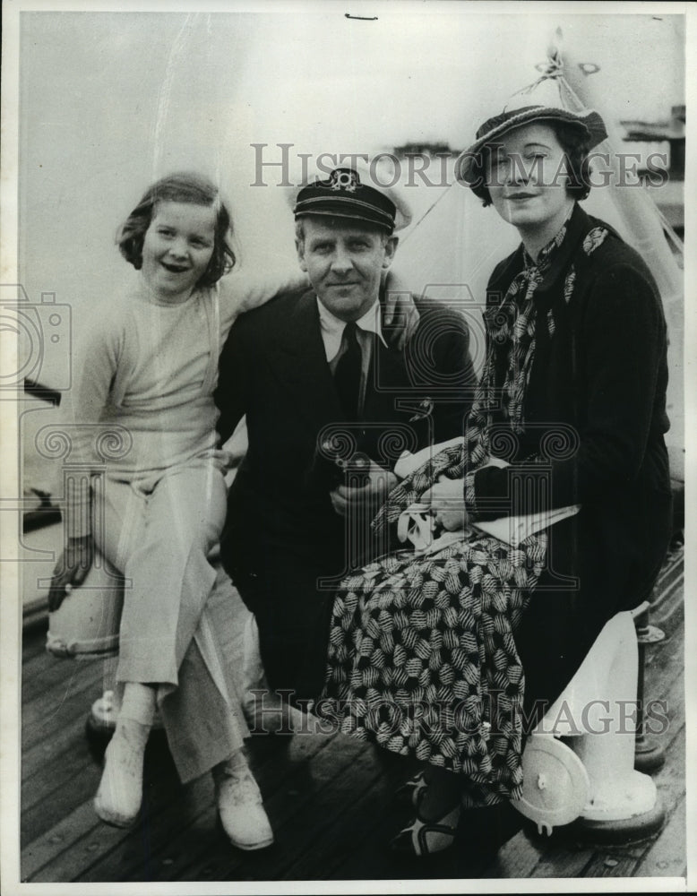 1976 Walter Winchell with wife June and daughter Walda  - Historic Images