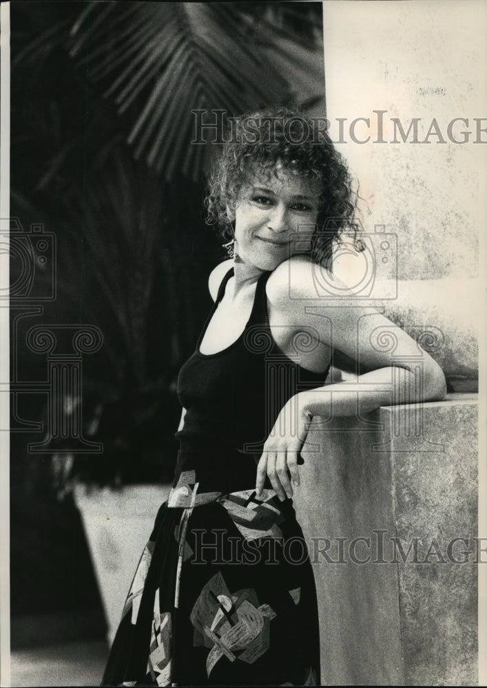 1988 Press Photo Margaret Whitton stars in A Fine Romance, on ABC. - mjp04179-Historic Images
