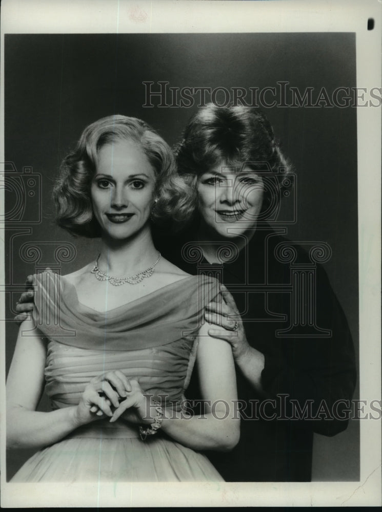 1982 Press Photo Sondra Locke and Rosemary Clooney. - mjp04219- Historic Images