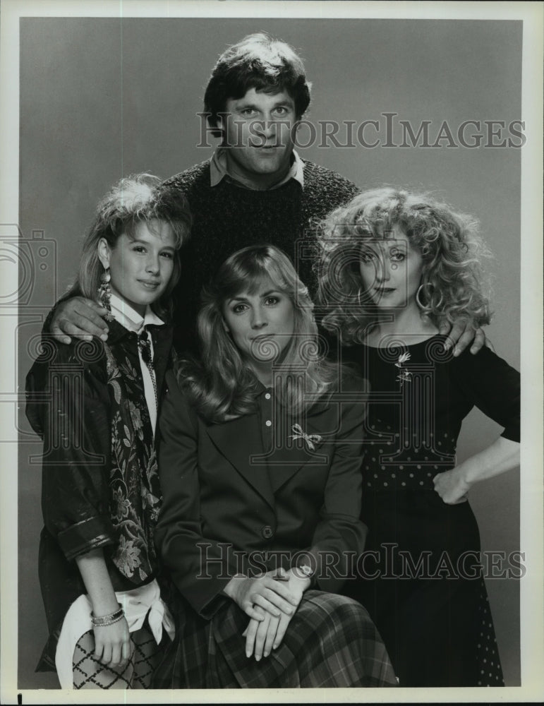 1986 Press Photo Terence Knox, Carol Kane &amp; Shawnee Smith on All is Forgiven.- Historic Images