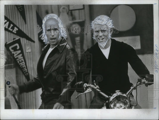 1971 Press Photo Henry Winkler and Ron Howard on Happy Days. - mjp04356 - Historic Images