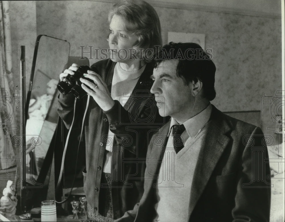 1987, Ellen Burstyn and Alan bates in Pack of Lies. - mjp04432 - Historic Images