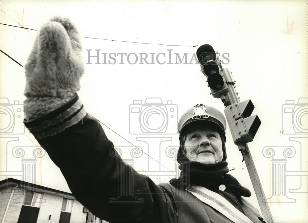 1981 Press Photo Mary Lapp, school crossing guard at Bruce School in Milwaukee.-Historic Images