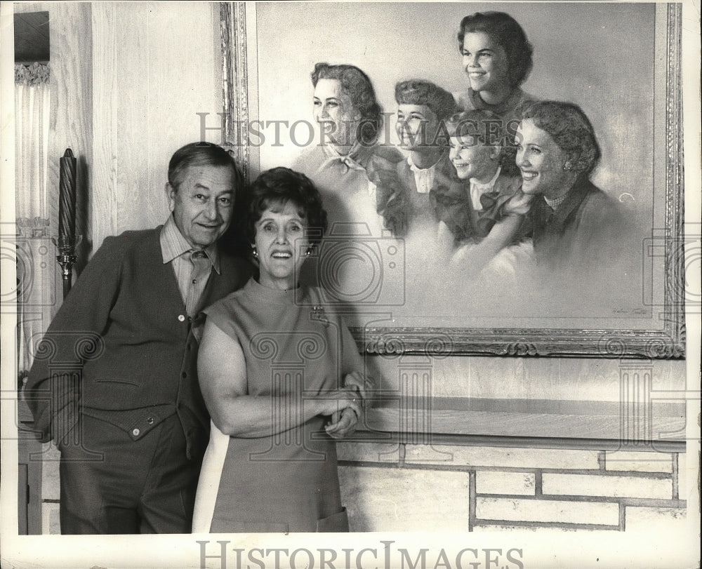 1970 Press Photo Actor Robert Young and his wife, Betty, with a family portrait.-Historic Images