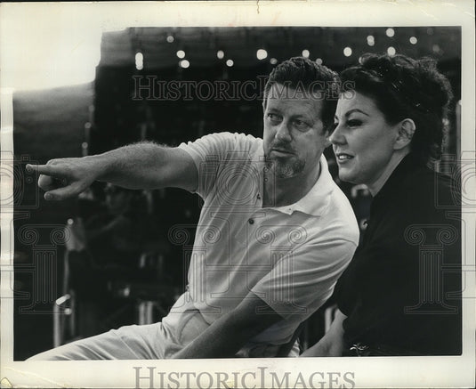 1965 Press Photo Earl Wrightson and Lois Hunt on set of Camelot. - mjp04578 - Historic Images