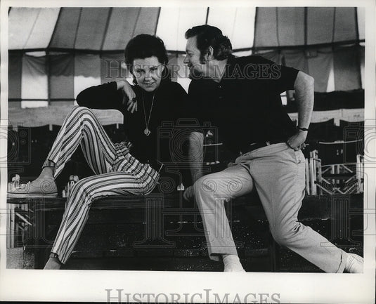 1972 Press Photo Lois Hunt and Earl Wrightson. - mjp04580 - Historic Images
