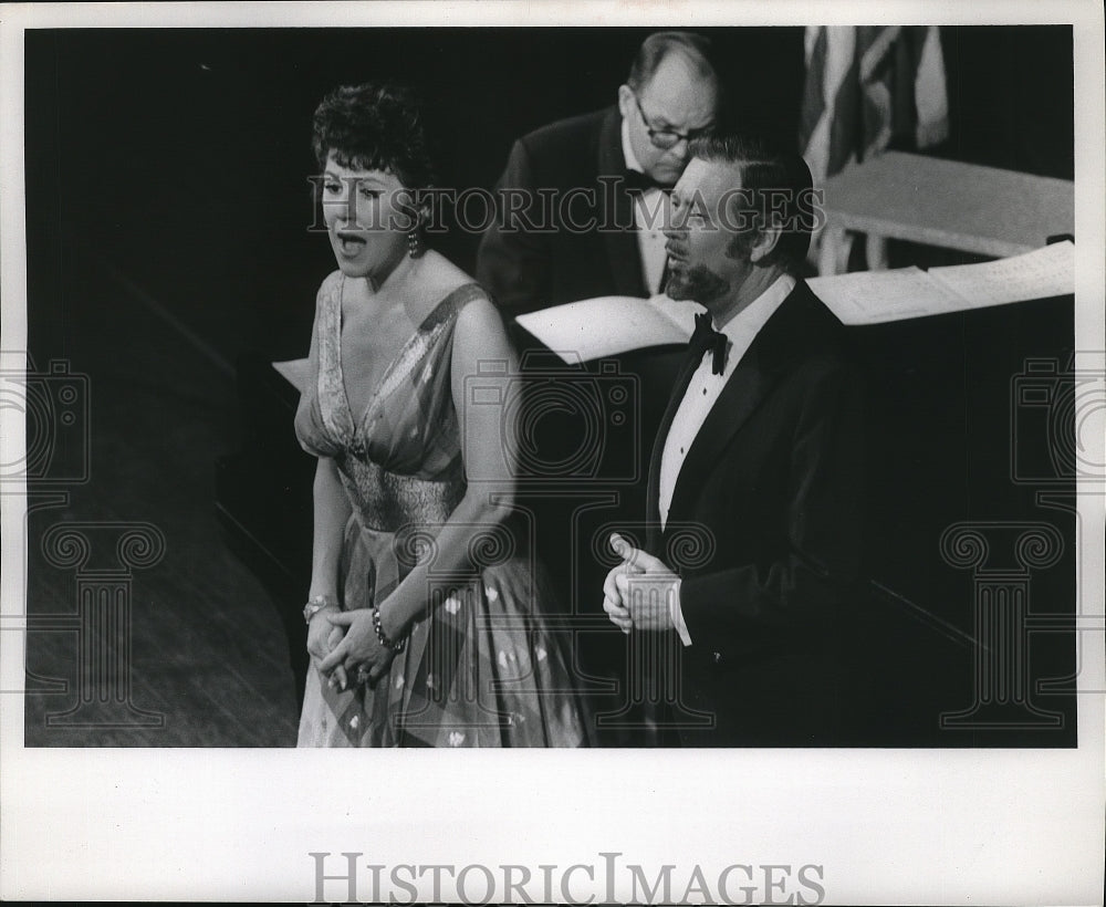 1970 Press Photo Earl Wrightson and Lois Hunt. - mjp04583 - Historic Images